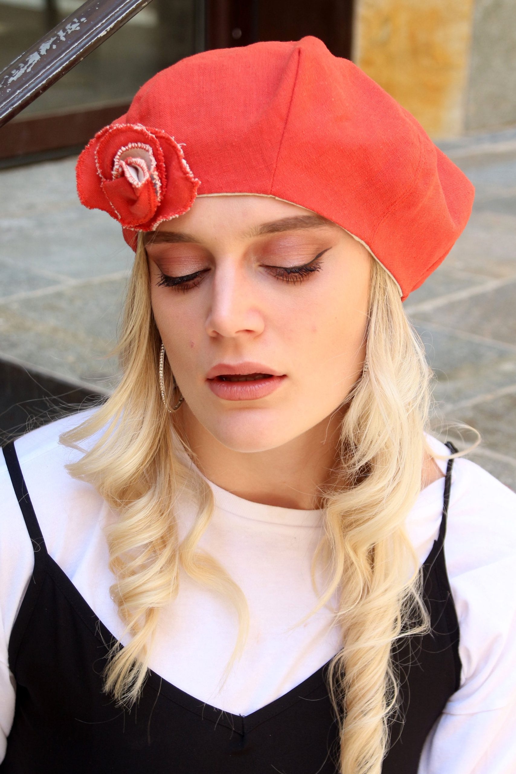 Red linen beret with floral detail